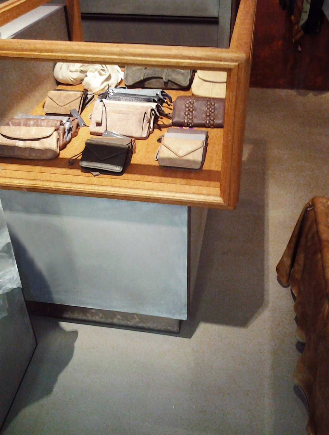 Referenz Ladenbau Liebeskind Verkaufstisch