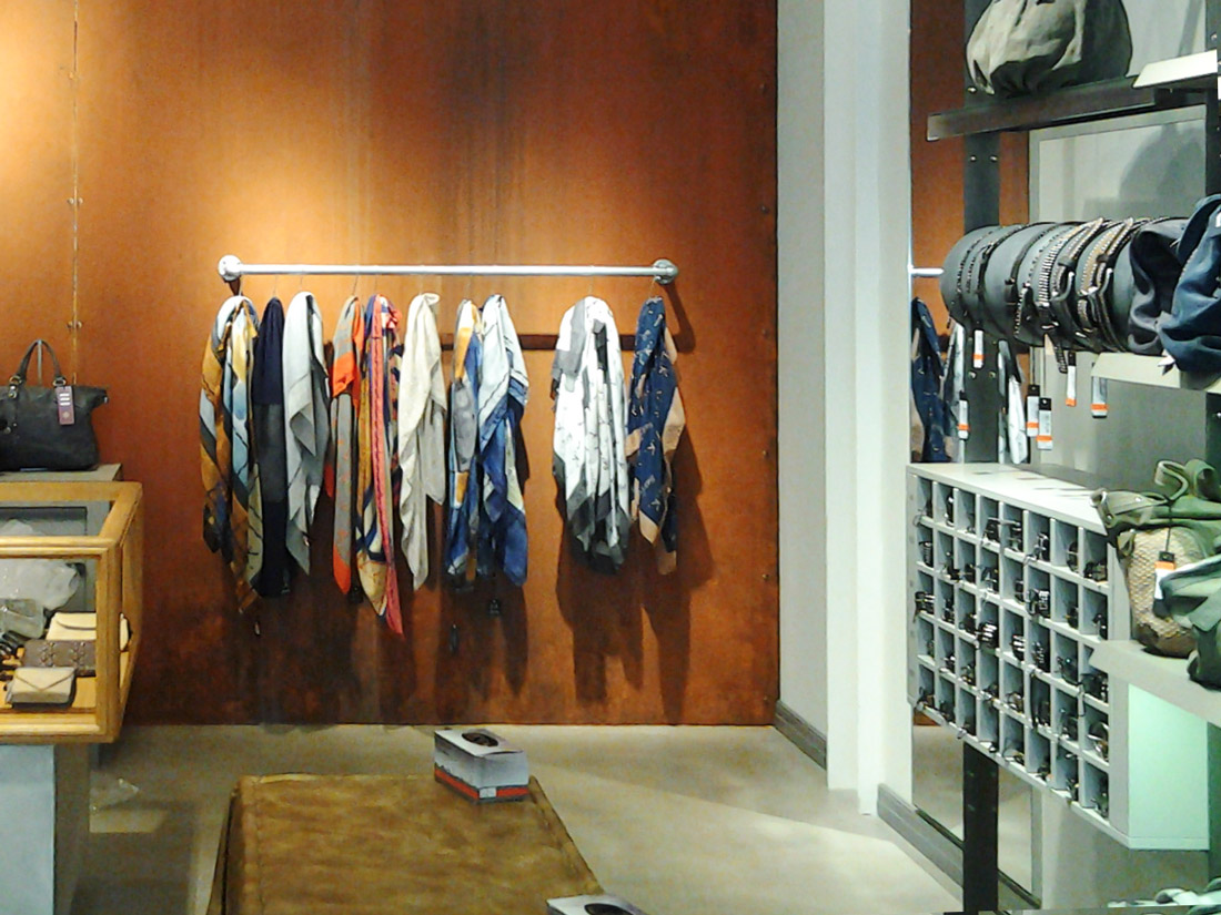 Referenz Ladenbau Liebeskind Hängesysteme