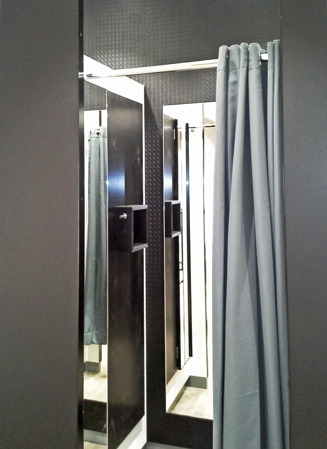Referenz Ladenbau Modehaus Umkleidekabinenvorhang
